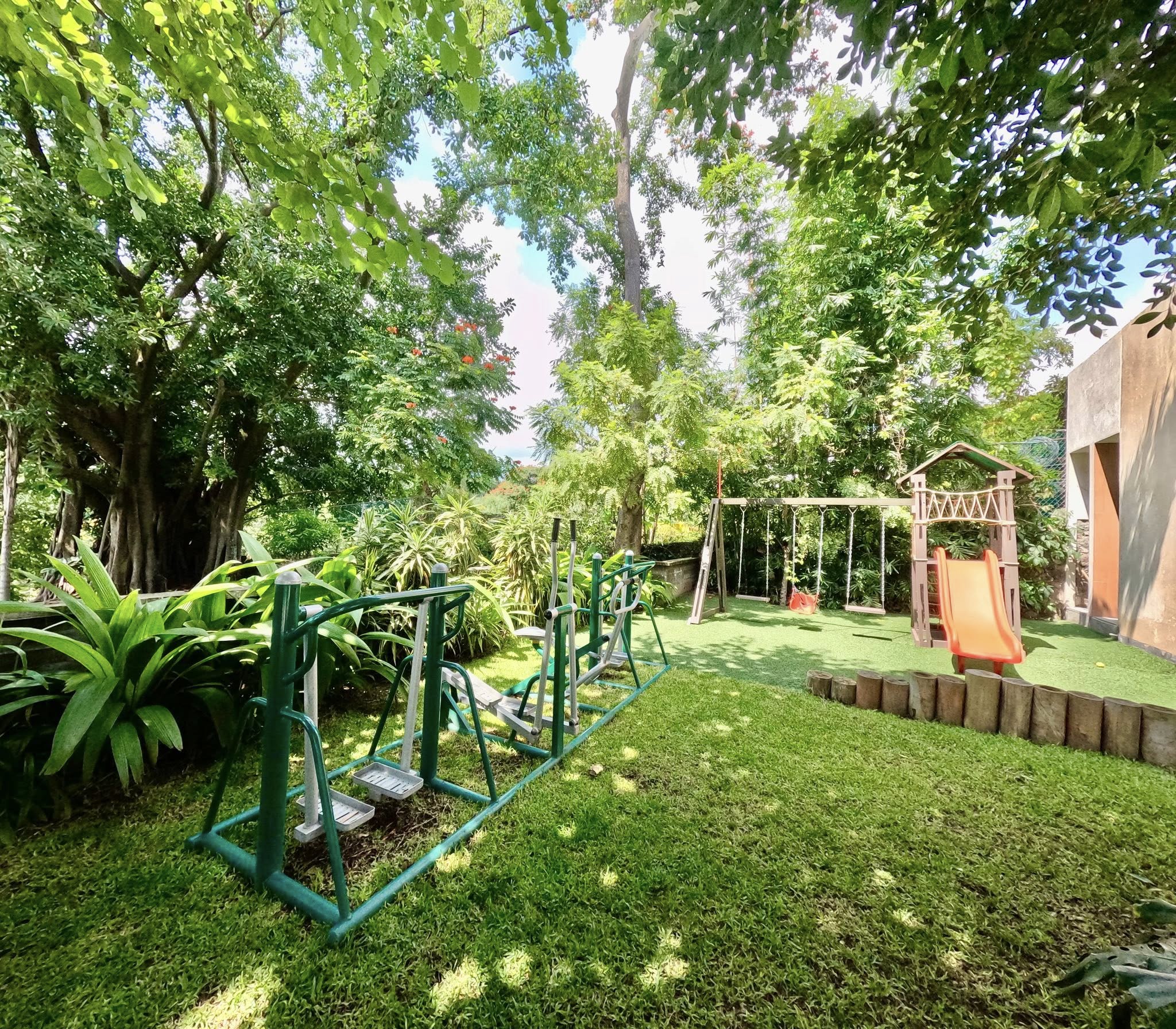Jardín familiar con juegos infantiles