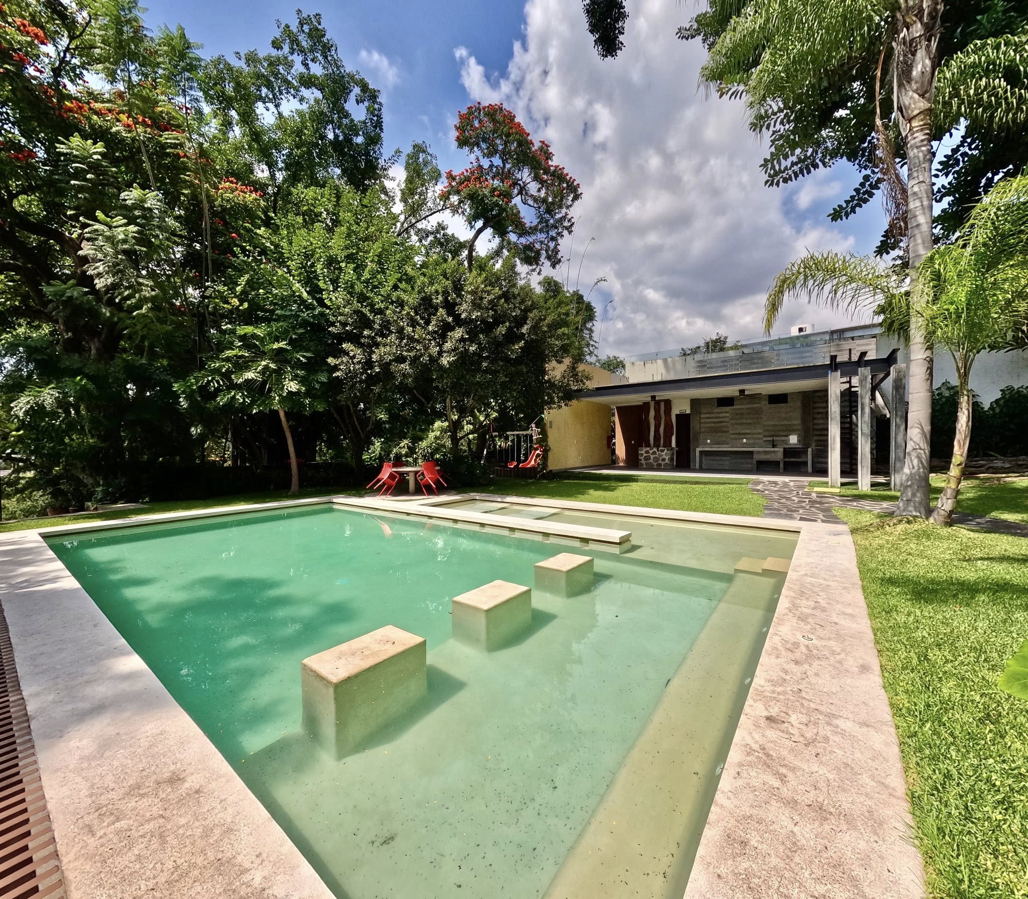 Residencia con jardín amplio y alberca
