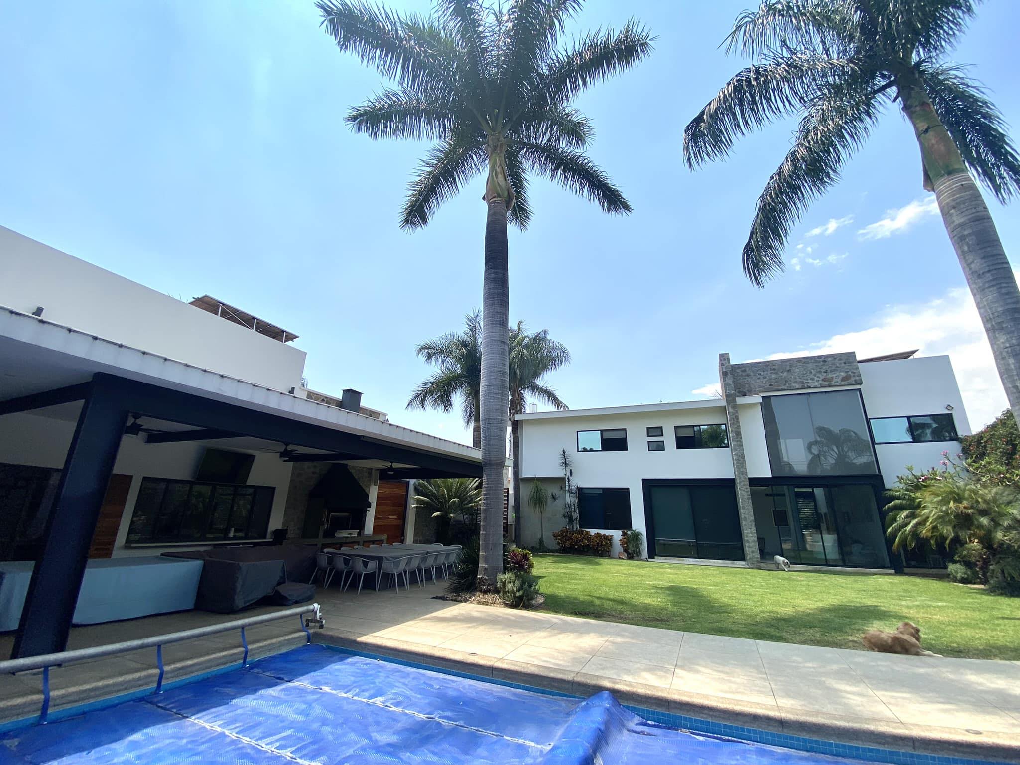 Residencia moderna con alberca y jardín en Cuernavaca